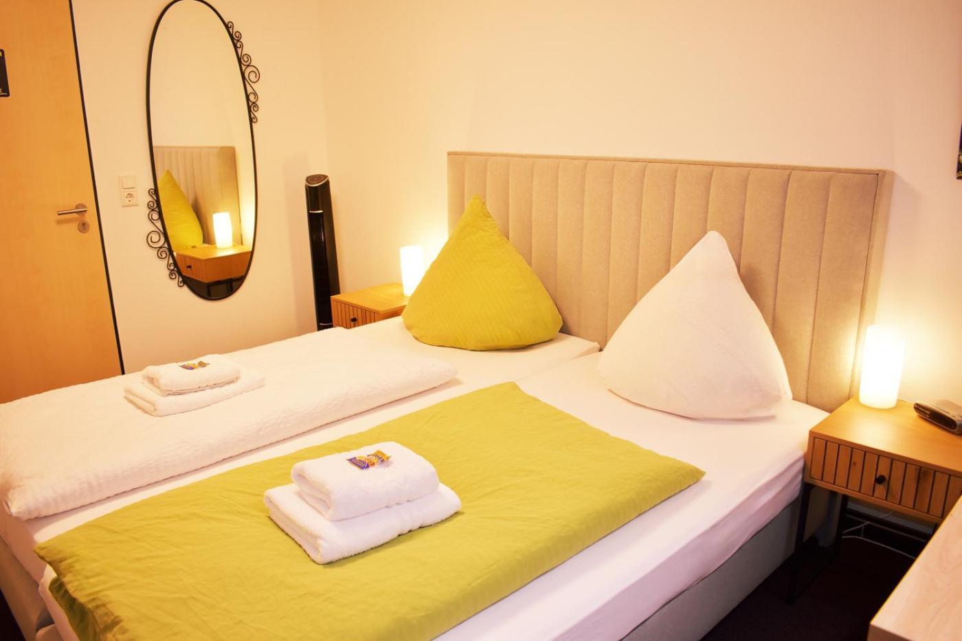 Hotel Emmerich Вининген Стая снимка