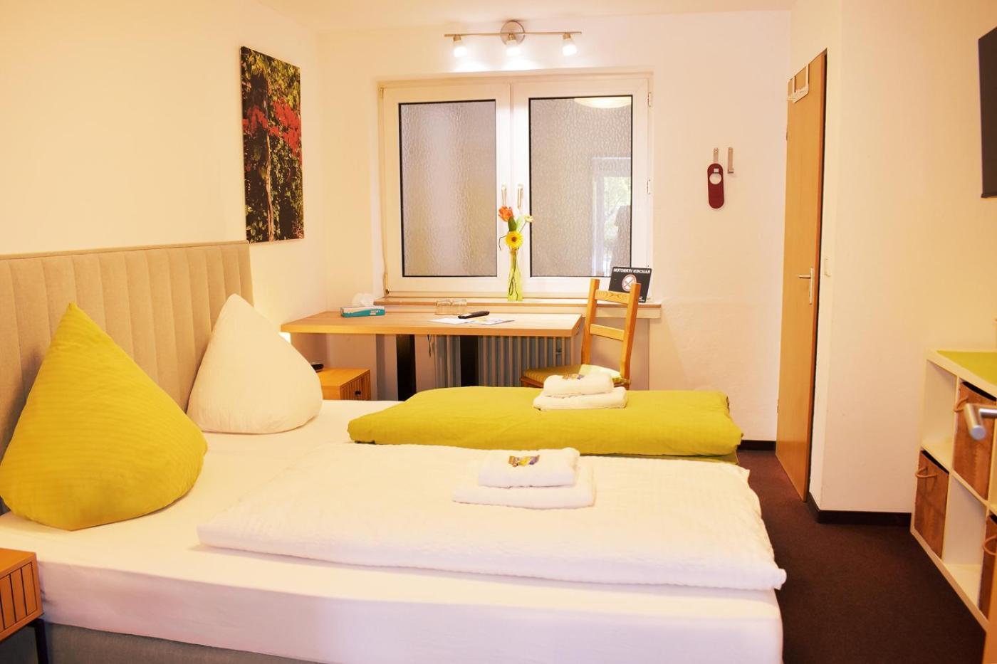 Hotel Emmerich Вининген Стая снимка